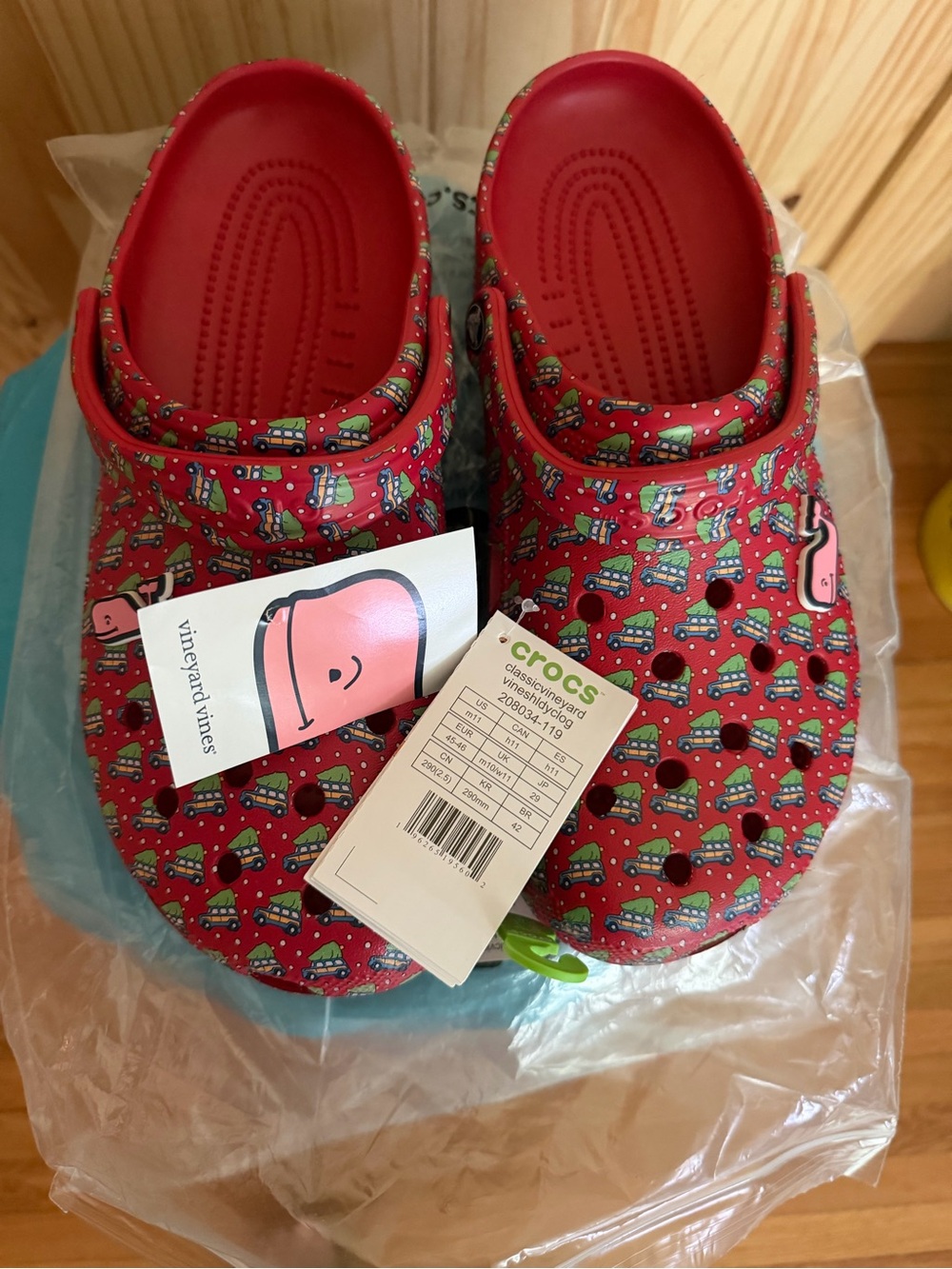 Crocs/Vineyard Vines Christmas Clog in Red - Vineyard Vines Collaboration
